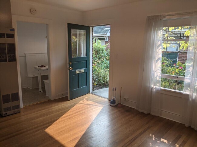 Building Photo - Broadway Court Apartments - Studio