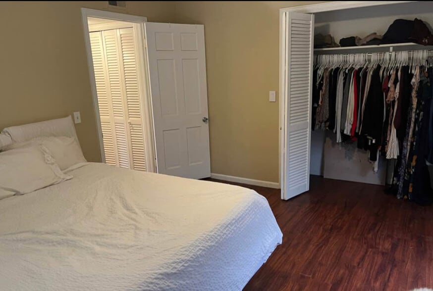 Building Photo - 4732 Belleview Ave