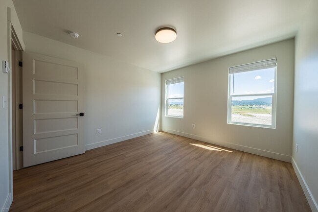 Building Photo - 2 bed 1 bath  Modern Apartment (1ST MONTH HALF OFF RENT) - 1134 sqft