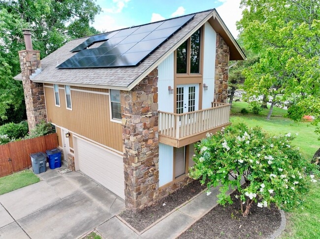 Building Photo - 3 Bedroom 2.5 Bath total 2,448 Square feet