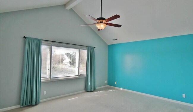 Building Photo - Modern 3 Bedroom 4 Bathroom Bellevue Home!
