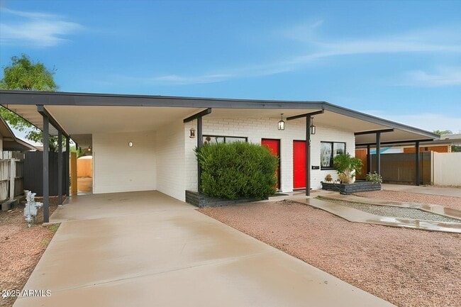 Building Photo - 1102 N April Cir