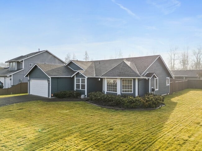 Building Photo - Beautiful 3-Bedroom, 2-Bath Home on a Corner Lot in Spanaway