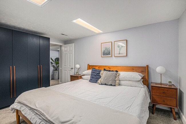 Building Photo - Golden Duplex > Unit is fully furnished feels like NEW!