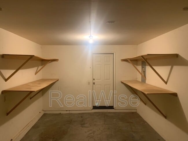 Building Photo - 1423 SW Kokanee Ln