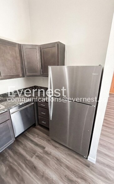 Building Photo - 422 Country Downs Dr