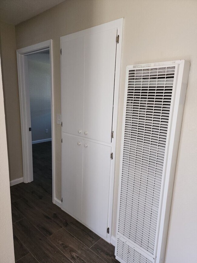 Building Photo - Recently Updated -  2 Bedroom 1 Bathroom O...