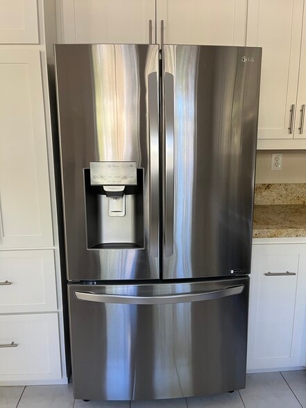 LG fridge with water and ice dispenser - 3595 Madison Cmn