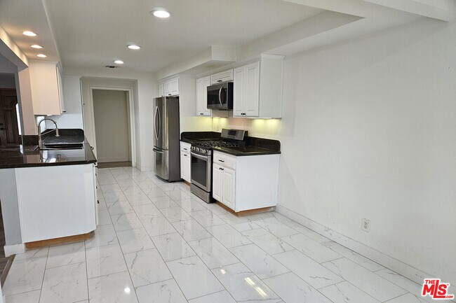 Building Photo - 22337 Cantara St