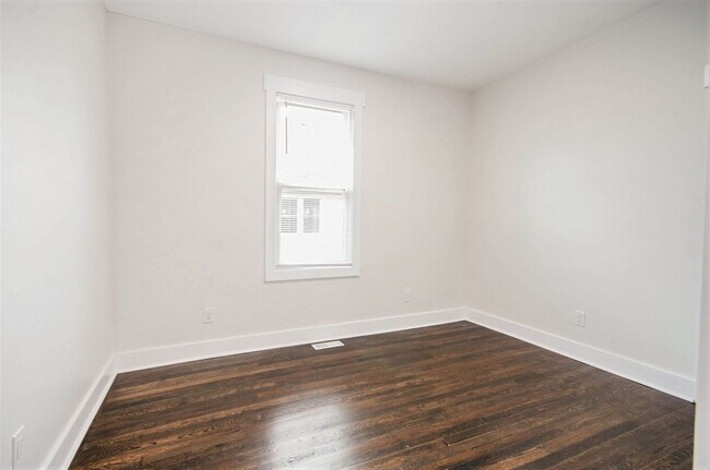 Building Photo - Lower Unit - Newly Constructed - 2 bed/2 bath - Must See!