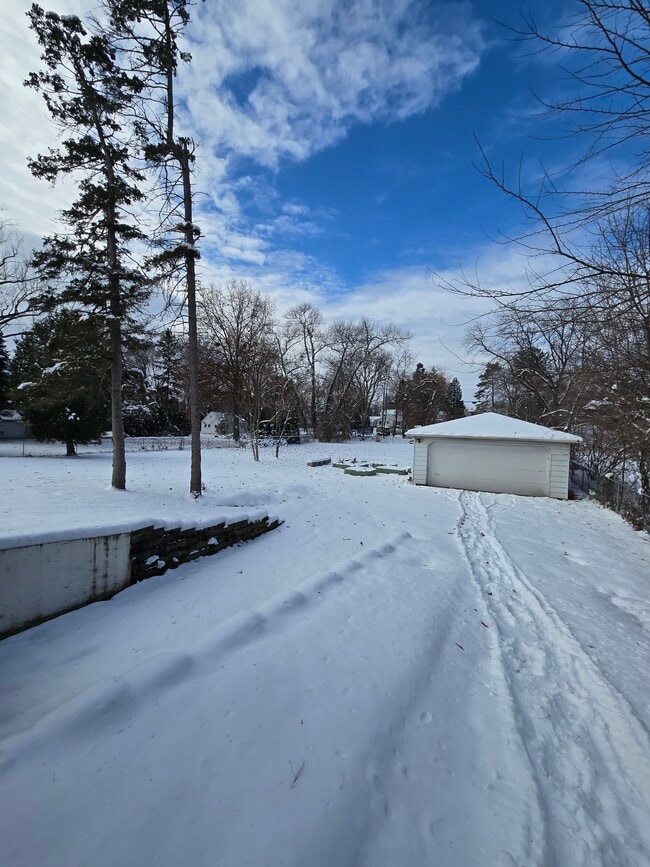 Building Photo - 1412 Lake Dr