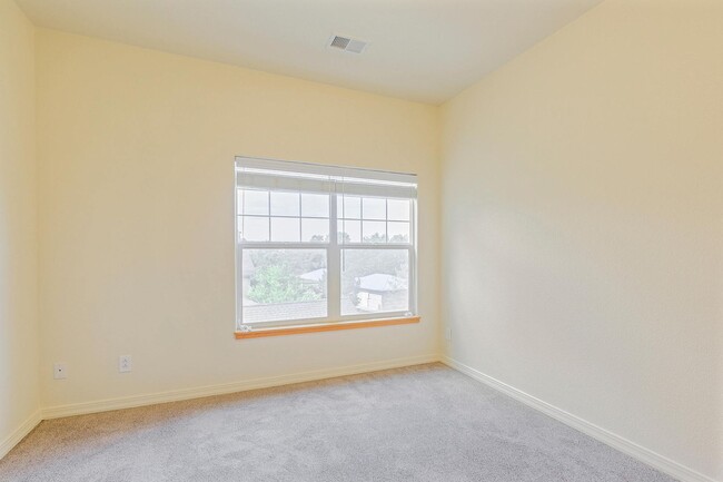 Building Photo - 5220 Boardwalk Dr