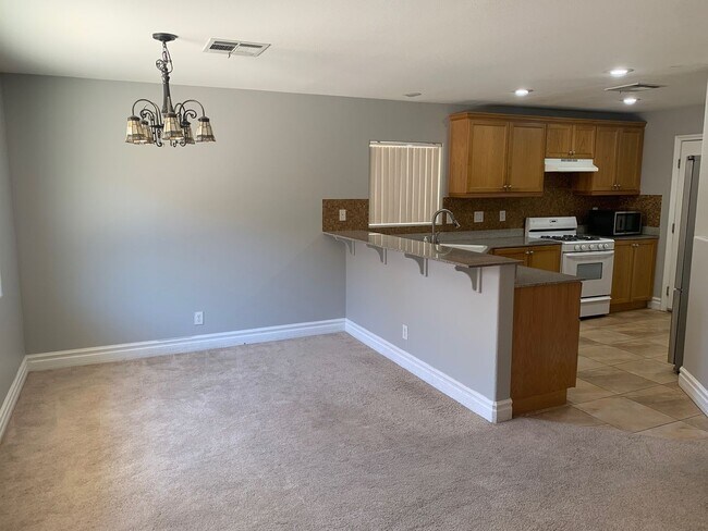 Building Photo - Beautiful Home - Guard Gated Golf Course C...