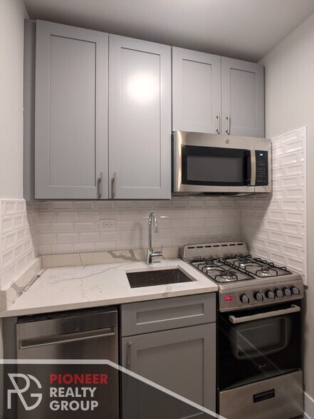 Building Photo - 515 W Belmont Ave