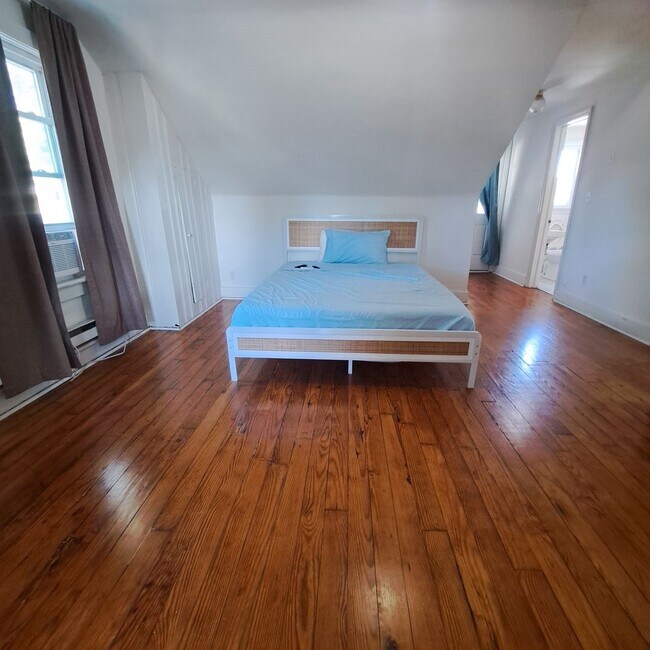 Building Photo - 9002 CHESA