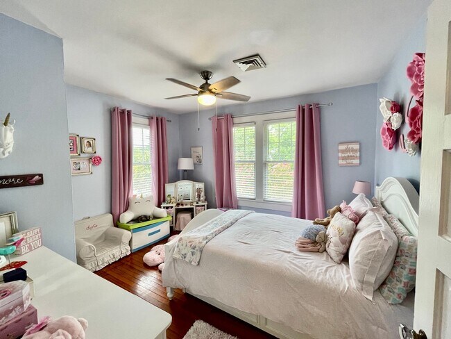 Building Photo - Charming Larchmont 4 Bedroom - 2 Sun Rooms...