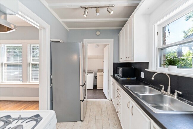 Building Photo - 1411 Kipling St