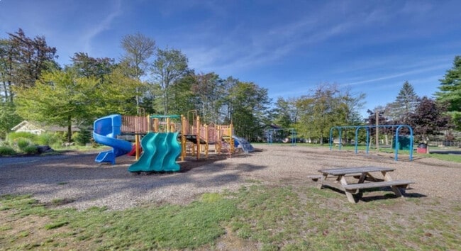 Building Photo - 2135 Rosemont Dr