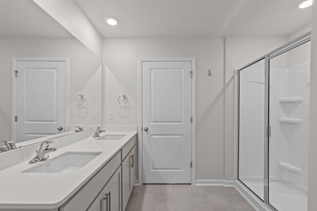 Building Photo - Spacious 5 Bedroom Home with a Fully Fence...