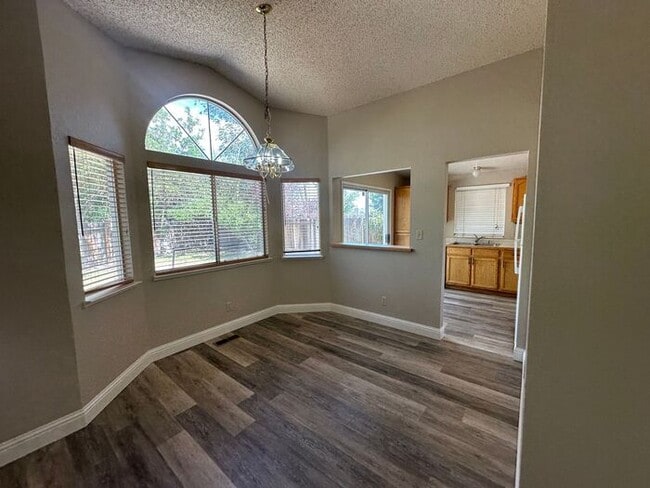 Building Photo - 1170 Forest Knoll Ct