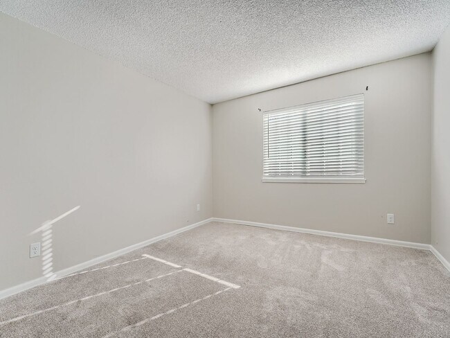 Building Photo - 2 Bed, 2 Bath Condo in Aurora!