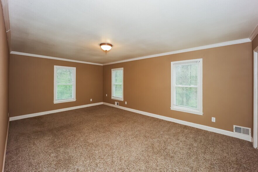 Building Photo - 395 Magmar Ln