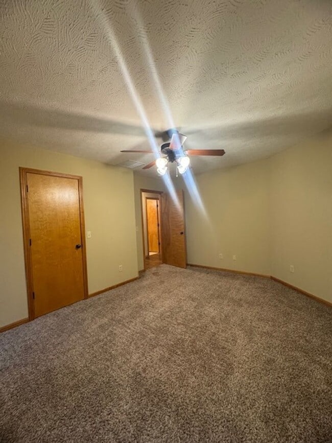 Building Photo - Southeast/Oak Grove Area!