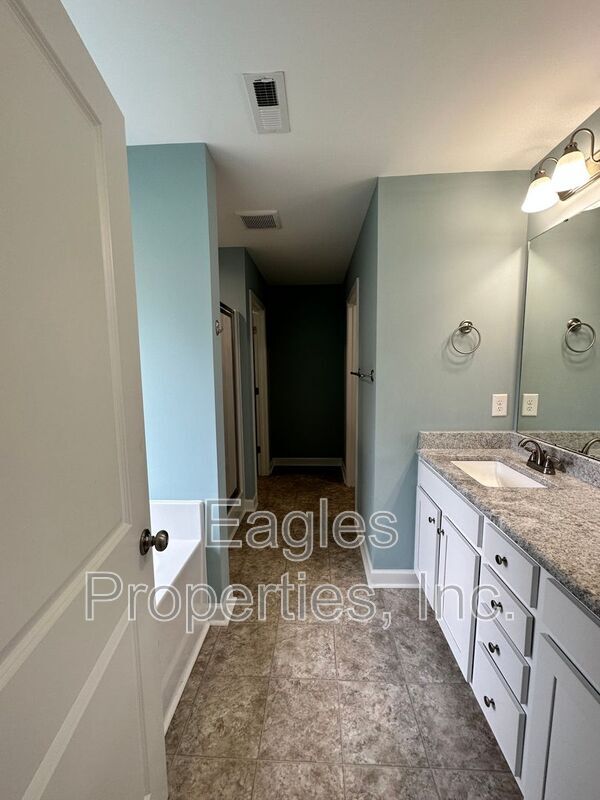 Building Photo - 451 Fallingbrook Dr