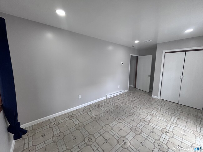 Building Photo - 409 Oak Ave