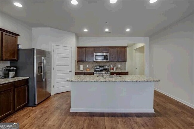 Building Photo - 2436 Foxy Dr