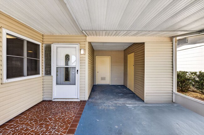 Building Photo - FULLY RENOVATED 2 BEDROOM WITH HUGE BONUS ROOM!