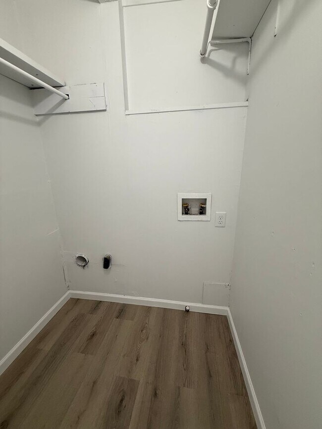 Building Photo - 3 Bedroom 1.5 Bath with BONUS ROOM!!!