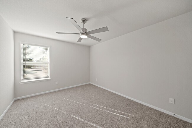 Building Photo - 819 Red Oakland Dr