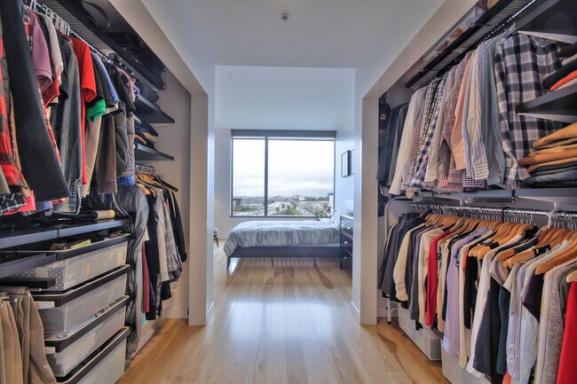 Building Photo - Gorgeous, Large 2 Bedroom Condo with Spect...