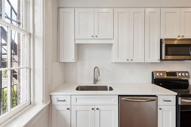 Building Photo - Historic One Bedroom Apartment in Downtown Savannah