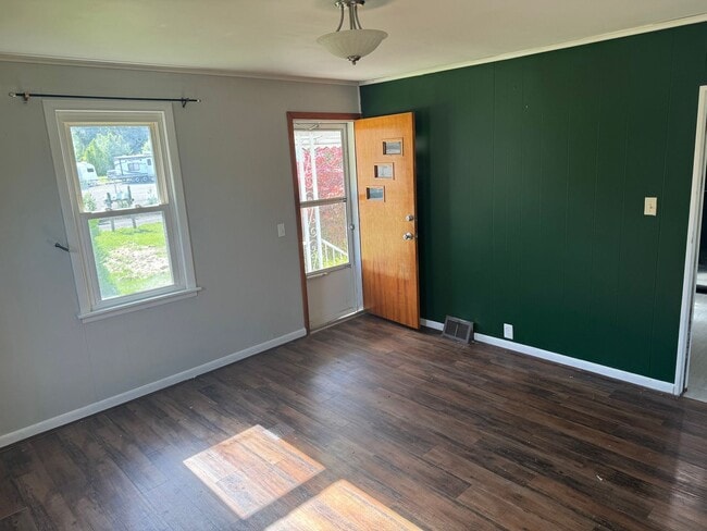 Building Photo - Charming 2 bedroom, 2 bathroom home located in East Peoria, IL.