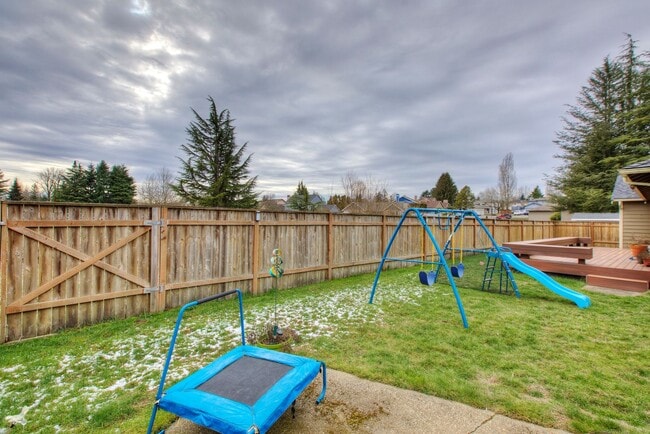 Building Photo - Bright & Spacious Rambler off of Cul-de-Sac