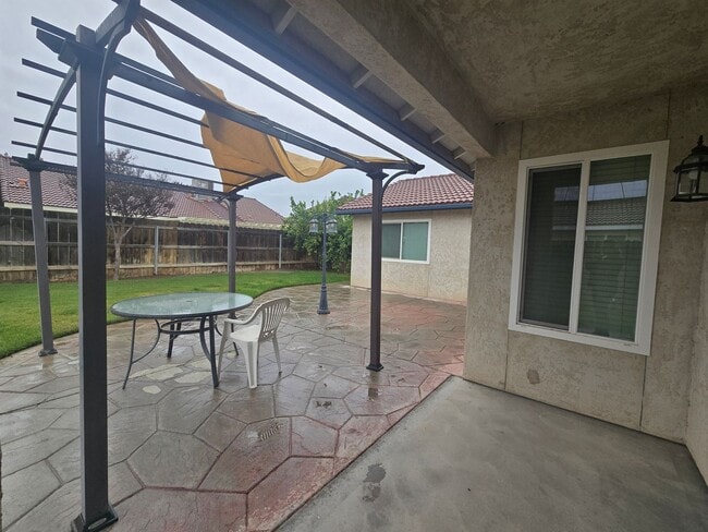 Building Photo - 3 BR 2 BA Available Now