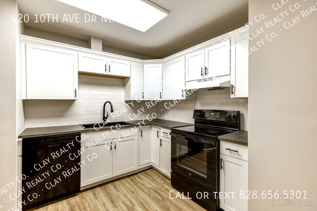 Primary Photo - 420 10th Ave Dr NE