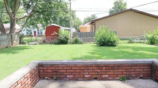 Building Photo - Spacious Modern 4 bedroom, 1 Full Ba, 2 Half bath