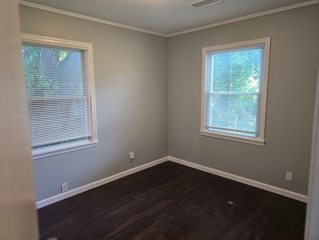 Building Photo - Newly Renovated 2 bedroom in Roeland park