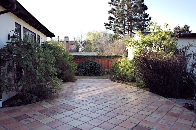 Building Photo - 1215 Altamead Dr