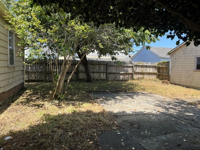 Building Photo - Pet-friendly home with hardwood floors and...