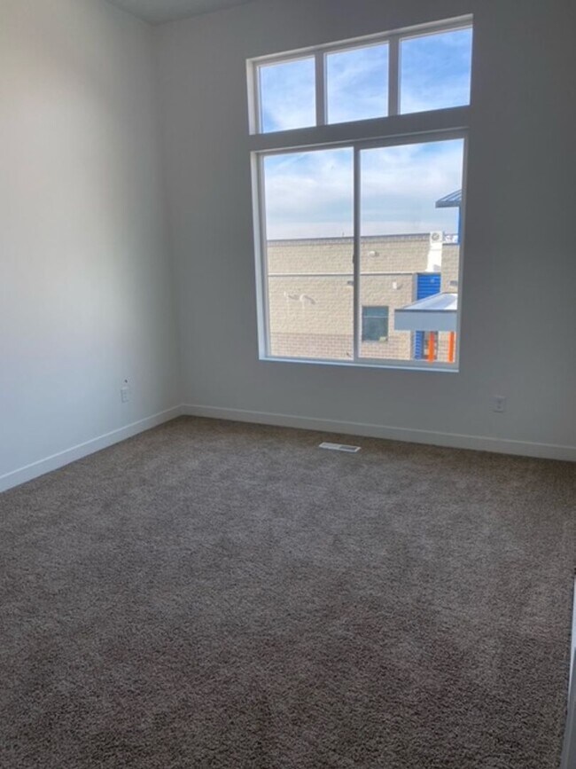 Building Photo - Spacious Town Home