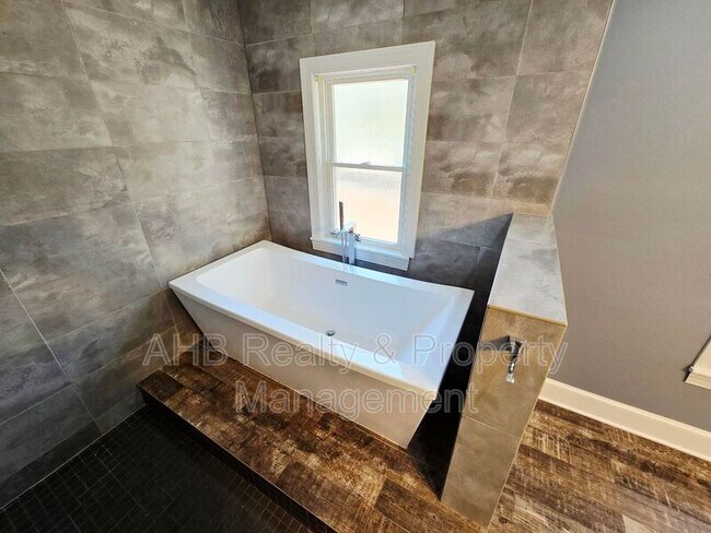 Building Photo - 422 Alamance Rd