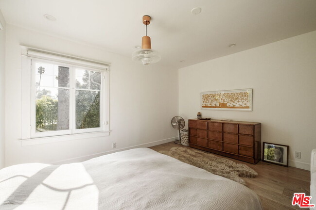 Building Photo - 601 Crestmoore Pl