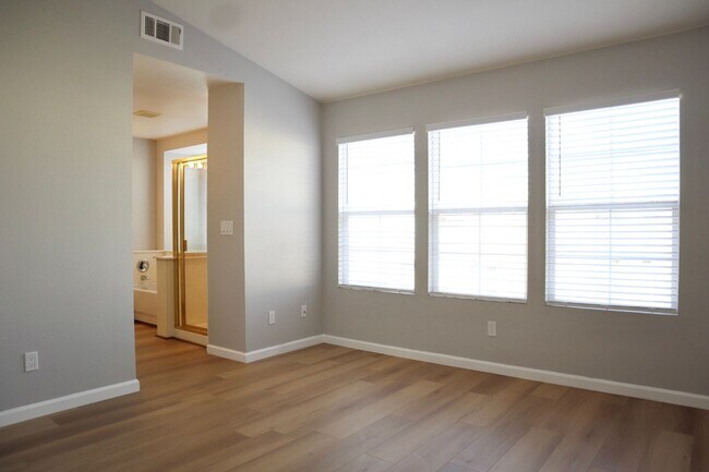 Building Photo - Beautifully Spacious 3-bedroom townhome in Fremont – Gated community!