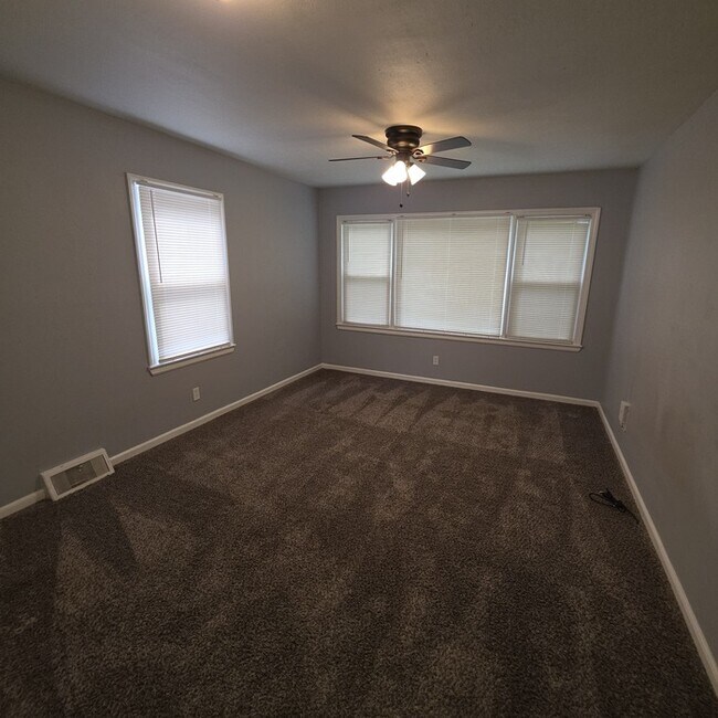 Building Photo - Cozy 3 bedrooms and 1 bath home located on Brooklane St in Raytown, MO.