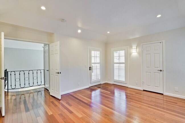 Building Photo - Beautiful and spacious 3 bedroom 2.5 bath ...