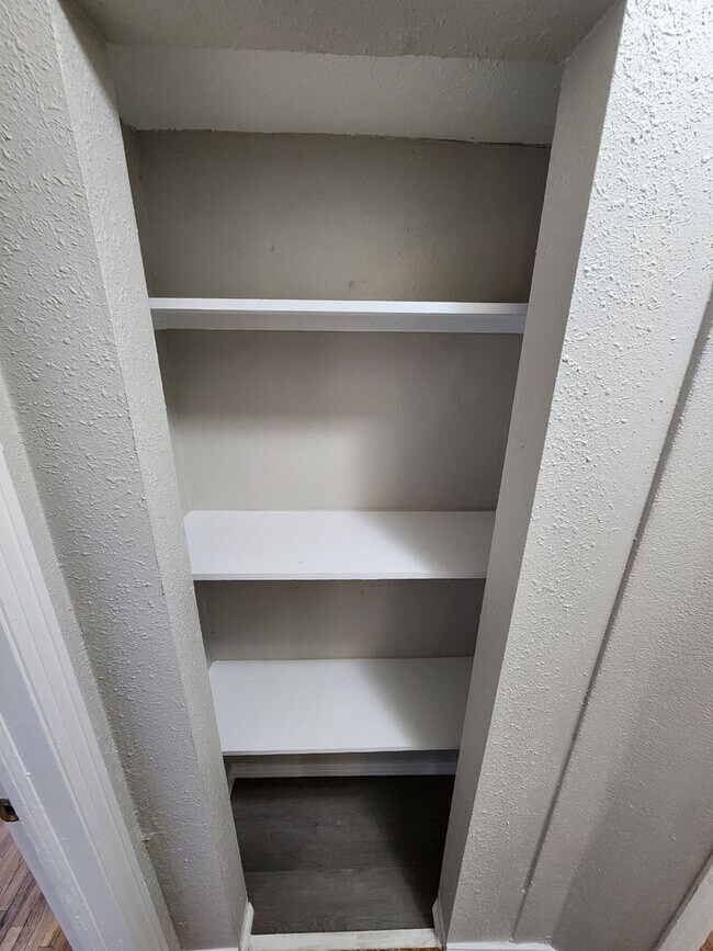 Building Photo - Spacious 3-Bedroom, 2-Bathroom Home AVAILA...